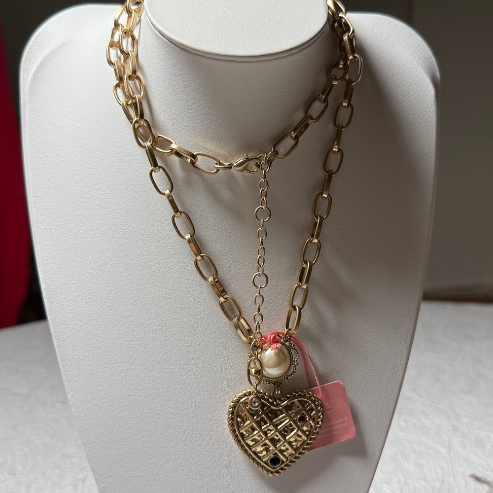 NWT Cabi Heart Of Gold Necklace Antique Gold
Long length, Reversible